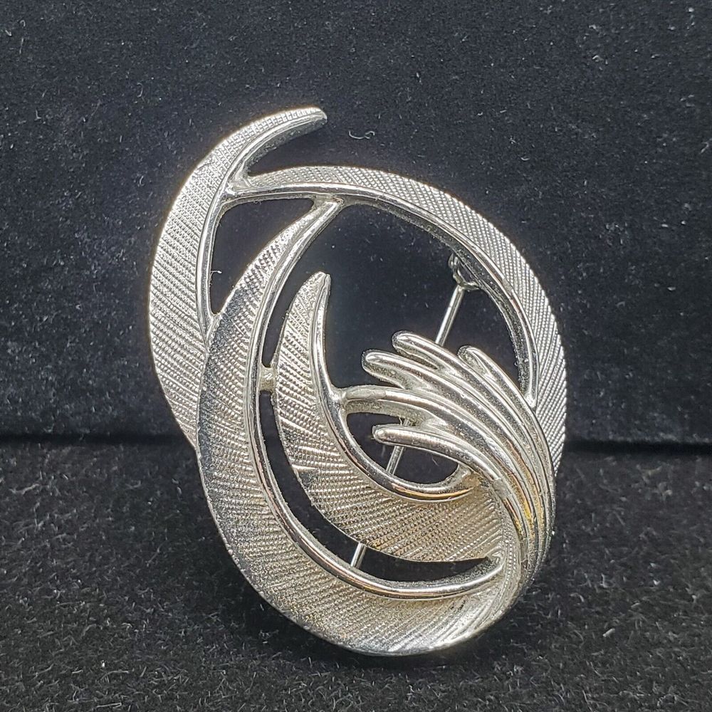 Vintage Sarah‎ Coventry Silver Tone Brooch Pin Stamped Swirl Feather Wave Nice